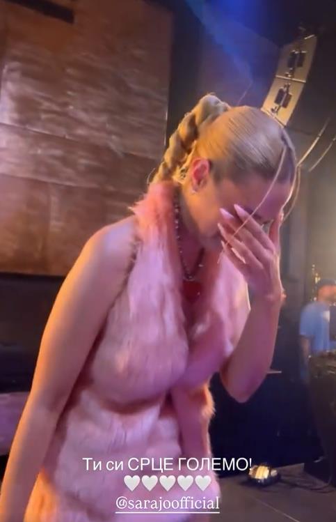 Sara Jo uplakana peva pesmu grupe DNK