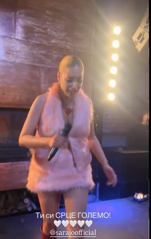 Sara Jo uplakana peva pesmu grupe DNK