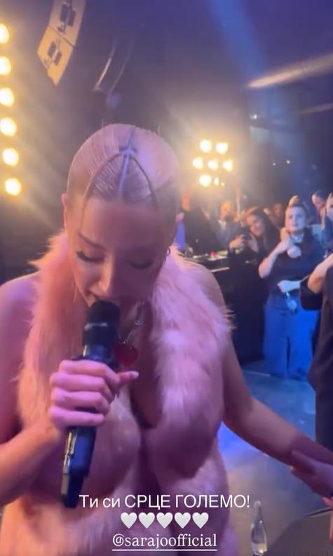 Sara Jo uplakana peva pesmu grupe DNK