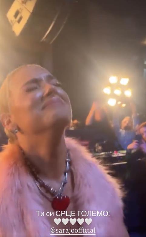 Sara Jo uplakana peva pesmu grupe DNK