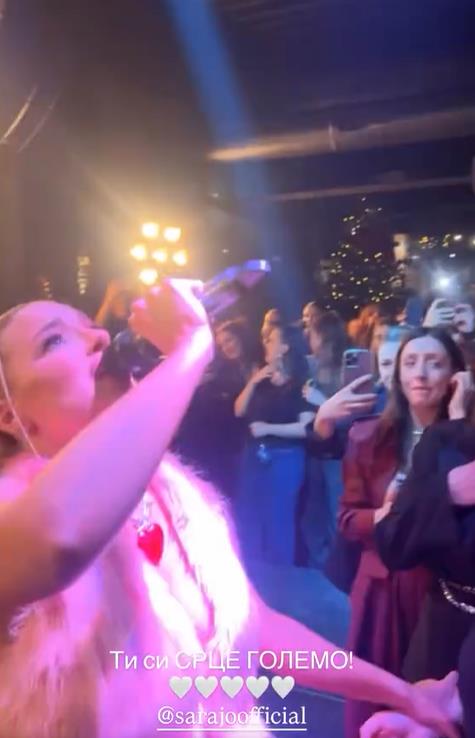 Sara Jo uplakana peva pesmu grupe DNK