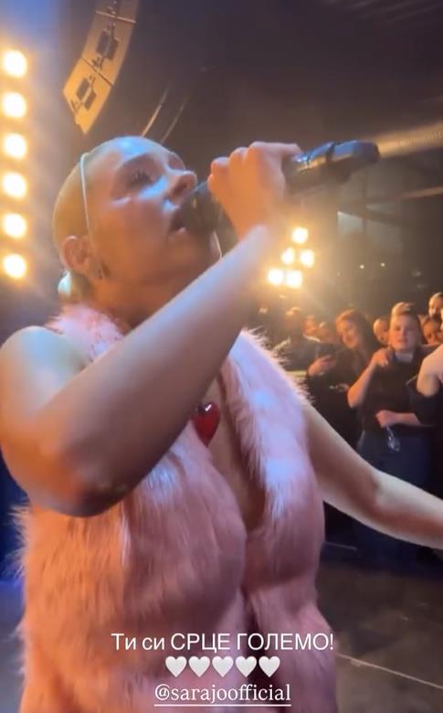 Sara Jo uplakana peva pesmu grupe DNK