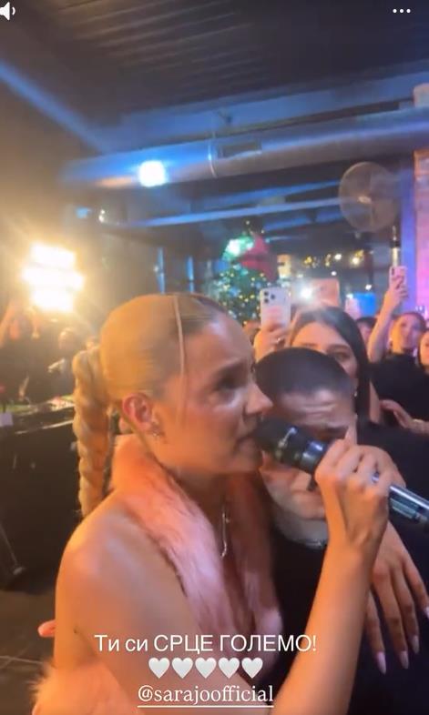 Sara Jo uplakana peva pesmu grupe DNK