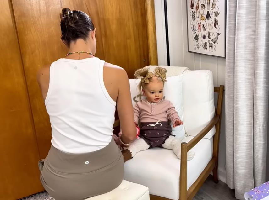 Džina Kasof sa svojim ručno izrađenim lutkama.jpg