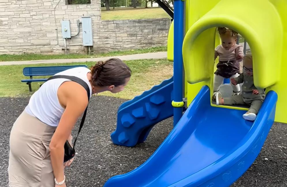 Džina Kasof sa svojim ručno izrađenim lutkama.jpg