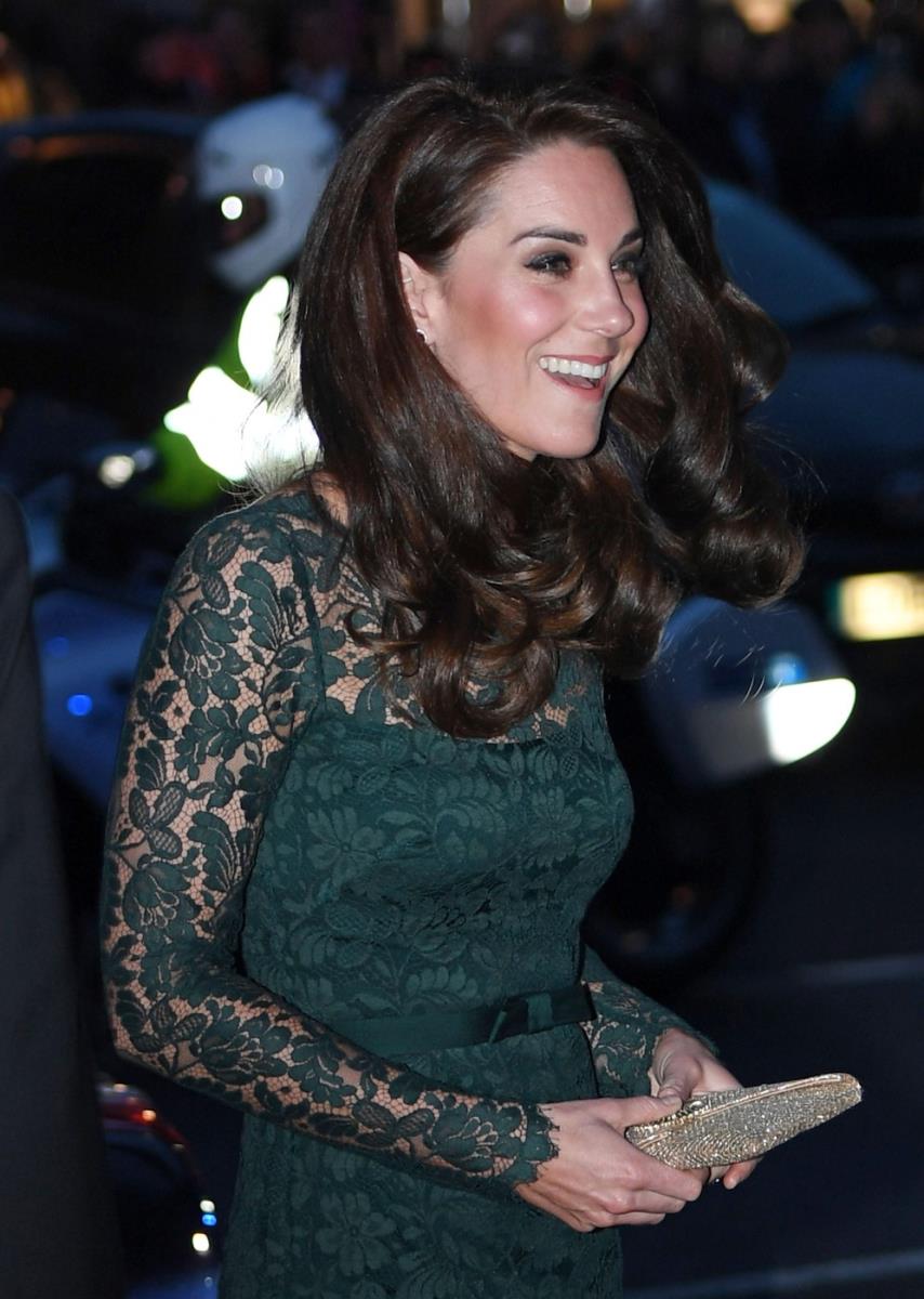 Kejt Midlton u tamnozelenoj haljini dizajnerke Dženi Pakam, sa diskretnom, ali prepoznatljivom kraljevskom šminkom.