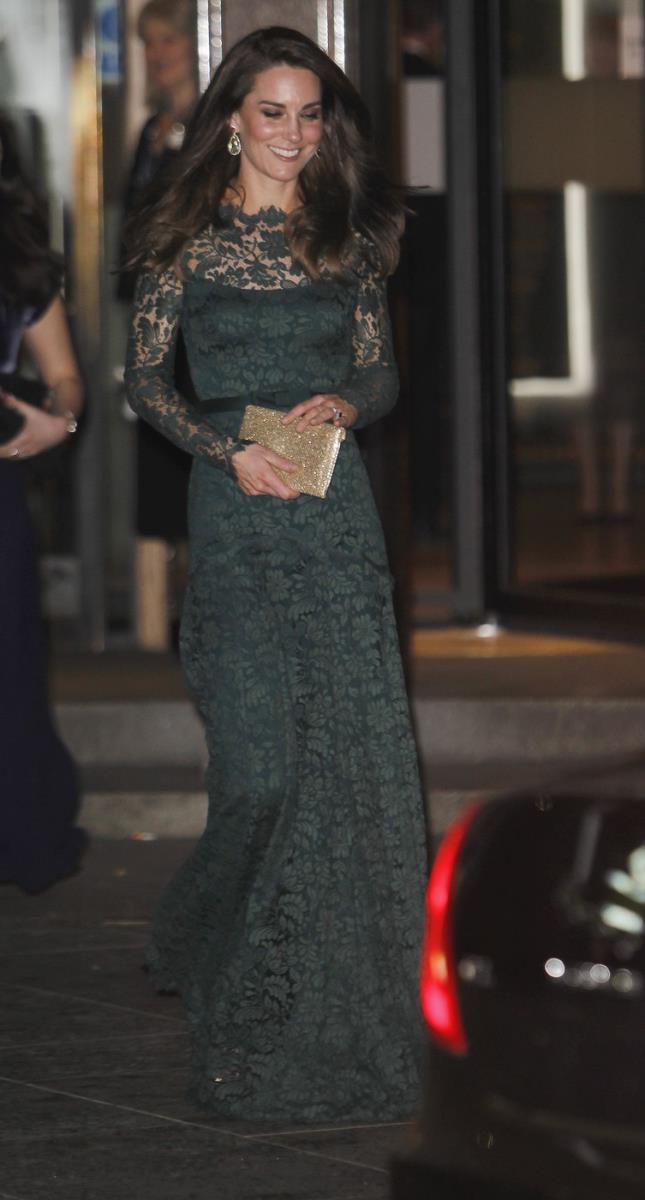 Kejt Midlton u tamnozelenoj haljini dizajnerke Dženi Pakam, sa diskretnom, ali prepoznatljivom kraljevskom šminkom.