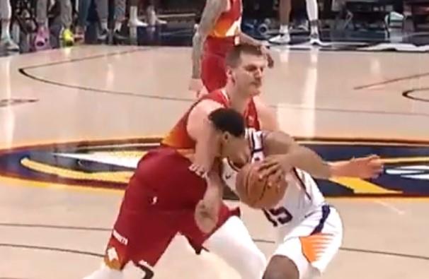 Nikola Jokić i Kameron Pejn 2.jpg