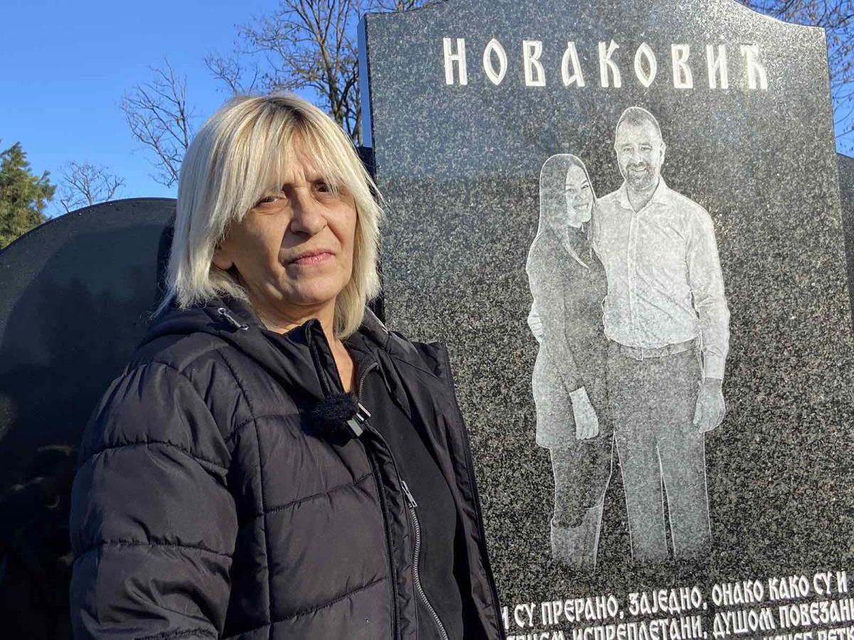 Arilje - na grobu Novakovića (1).jpg