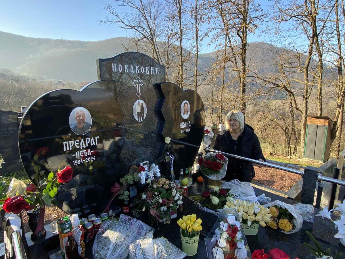 Arilje - na grobu Novakovića (2).jpg