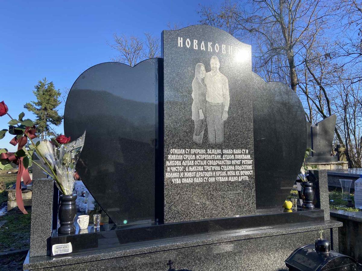 Arilje - na grobu Novakovića (3).jpg
