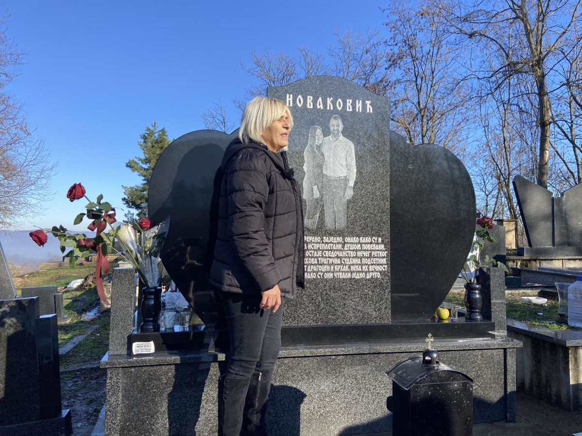 Arilje - na grobu Novakovića (5).jpg