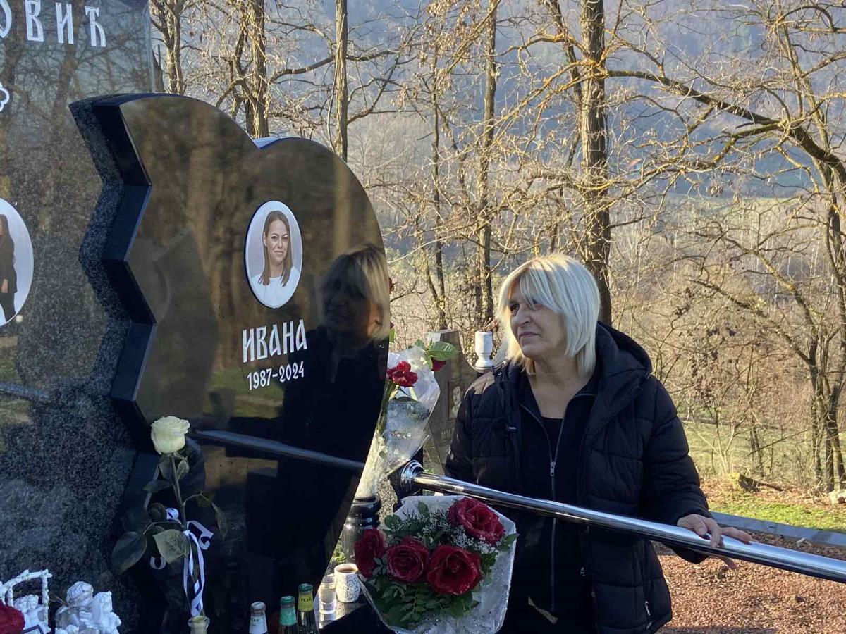 Arilje - na grobu Novakovića (6).jpg