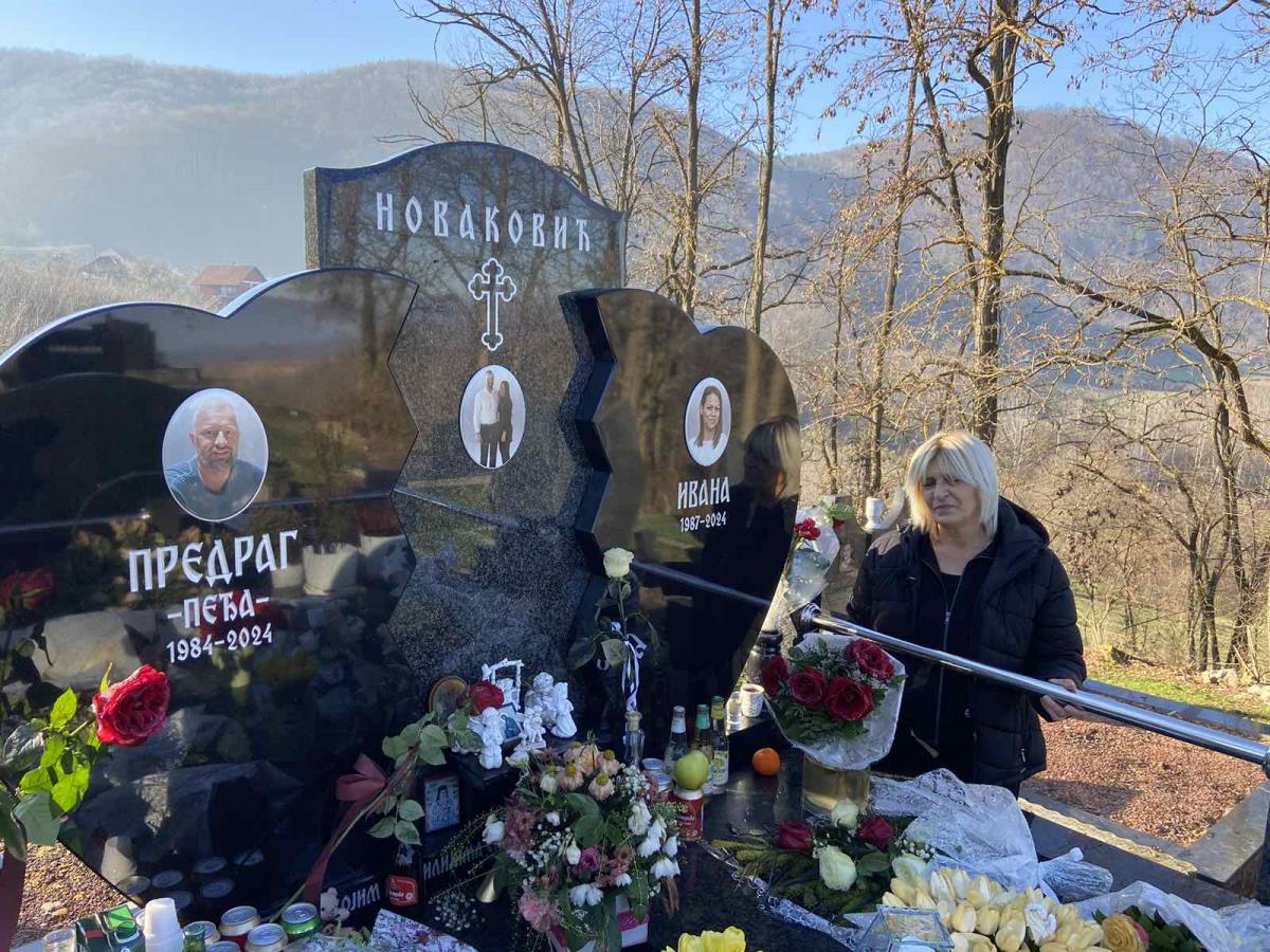 Arilje - na grobu Novakovića (7).jpg