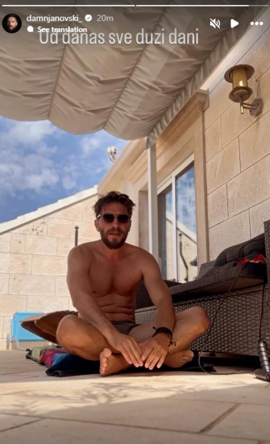 Peđa Dajmanović vežba na balkonu.jpg