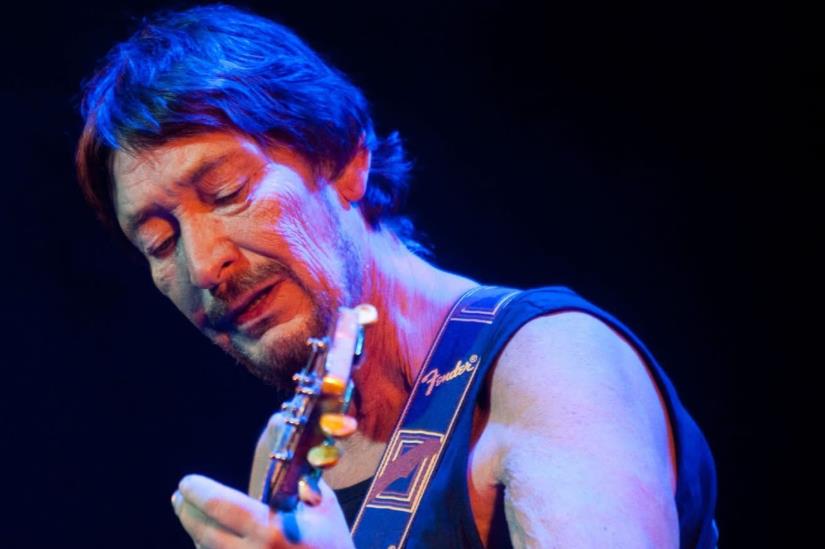 Kris Rija svira gitaru.jpg