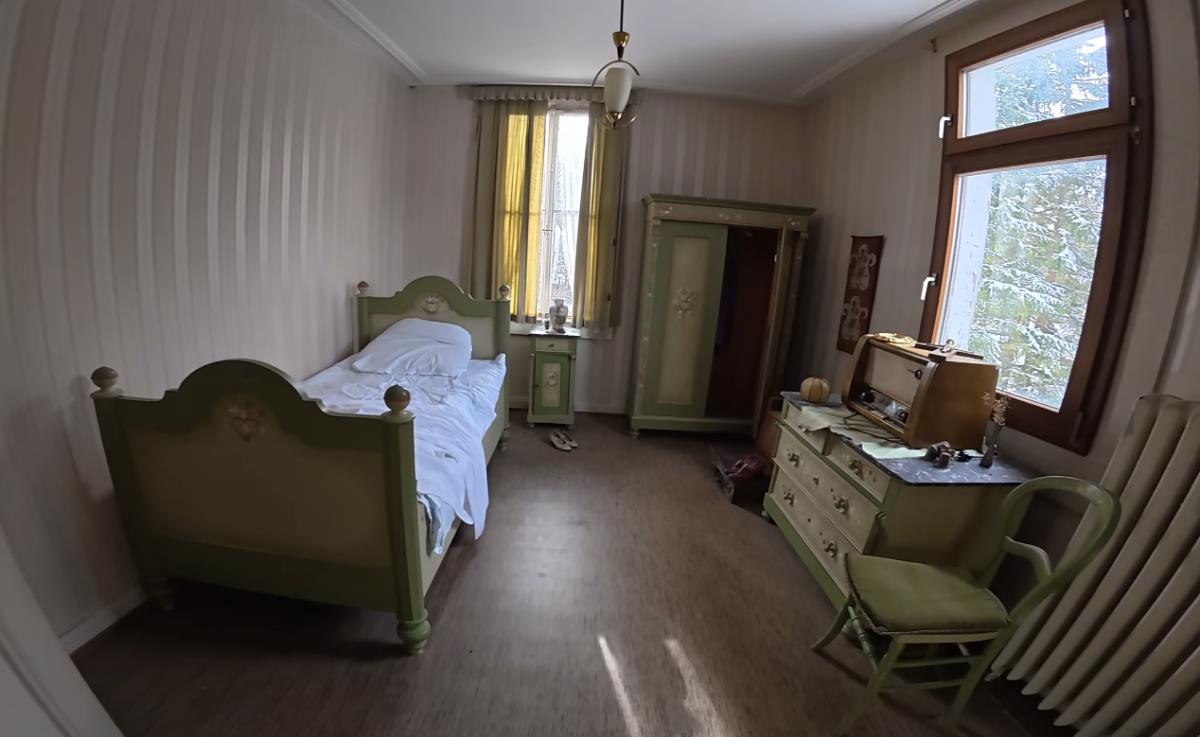 Alen Banković istražuje napušteni planinski hotel u Švarcvaldu, gde su sačuvane lične stvari i priče bivših vlasnika (3).png