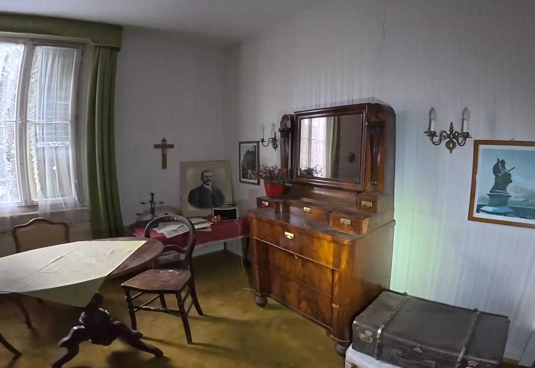 Alen Banković istražuje napušteni planinski hotel u Švarcvaldu, gde su sačuvane lične stvari i priče bivših vlasnika (4).png