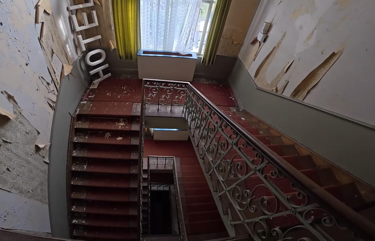 Alen Banković istražuje napušteni planinski hotel u Švarcvaldu, gde su sačuvane lične stvari i priče bivših vlasnika (7).png