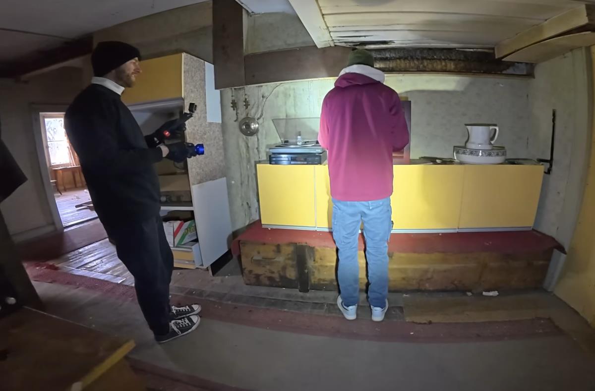 Alen Banković istražuje napušteni planinski hotel u Švarcvaldu, gde su sačuvane lične stvari i priče bivših vlasnika (11).png