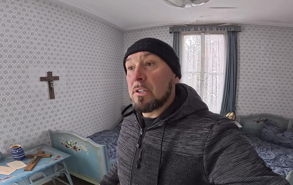 Alen Banković istražuje napušteni planinski hotel u Švarcvaldu, gde su sačuvane lične stvari i priče bivših vlasnika (12).png