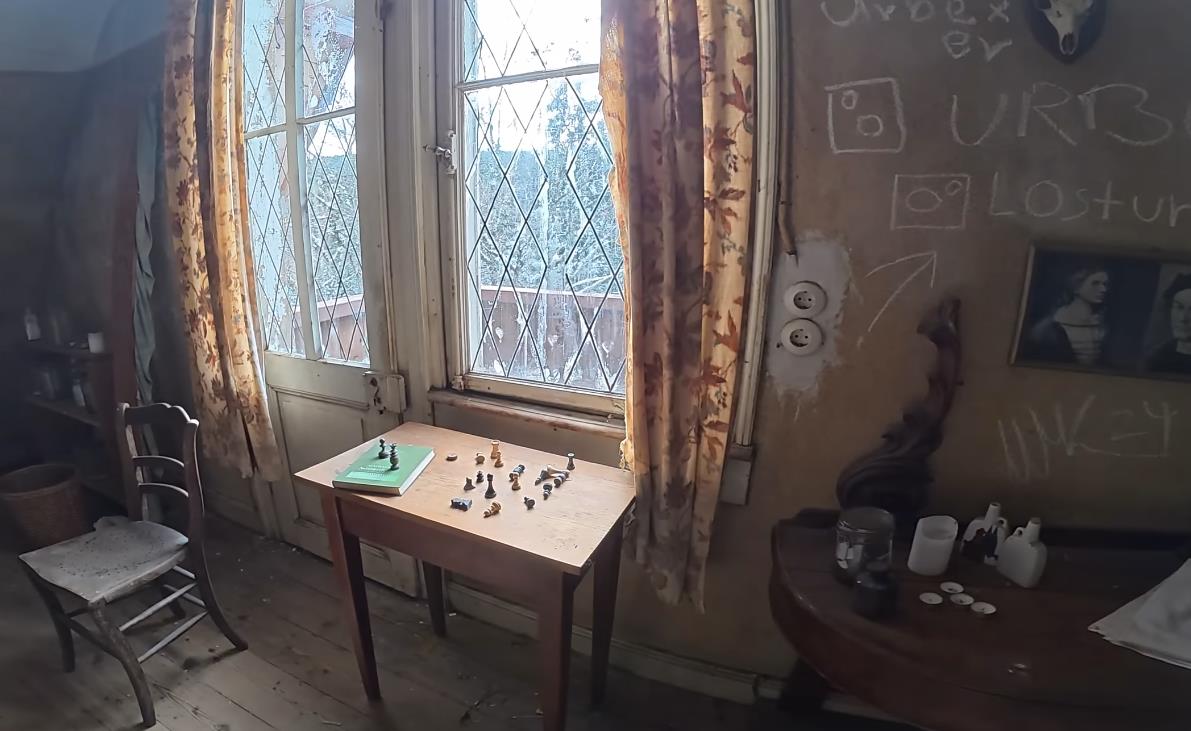 Alen Banković istražuje napušteni planinski hotel u Švarcvaldu, gde su sačuvane lične stvari i priče bivših vlasnika (13).png