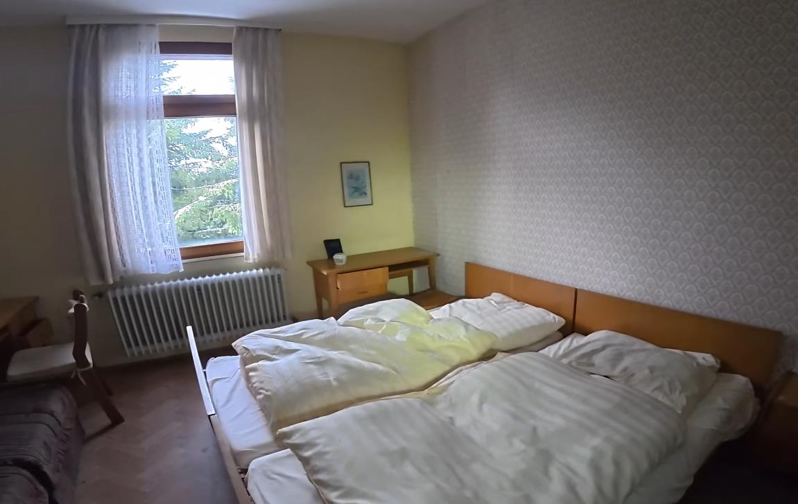 Alen Banković istražuje napušteni planinski hotel u Švarcvaldu, gde su sačuvane lične stvari i priče bivših vlasnika (14).png