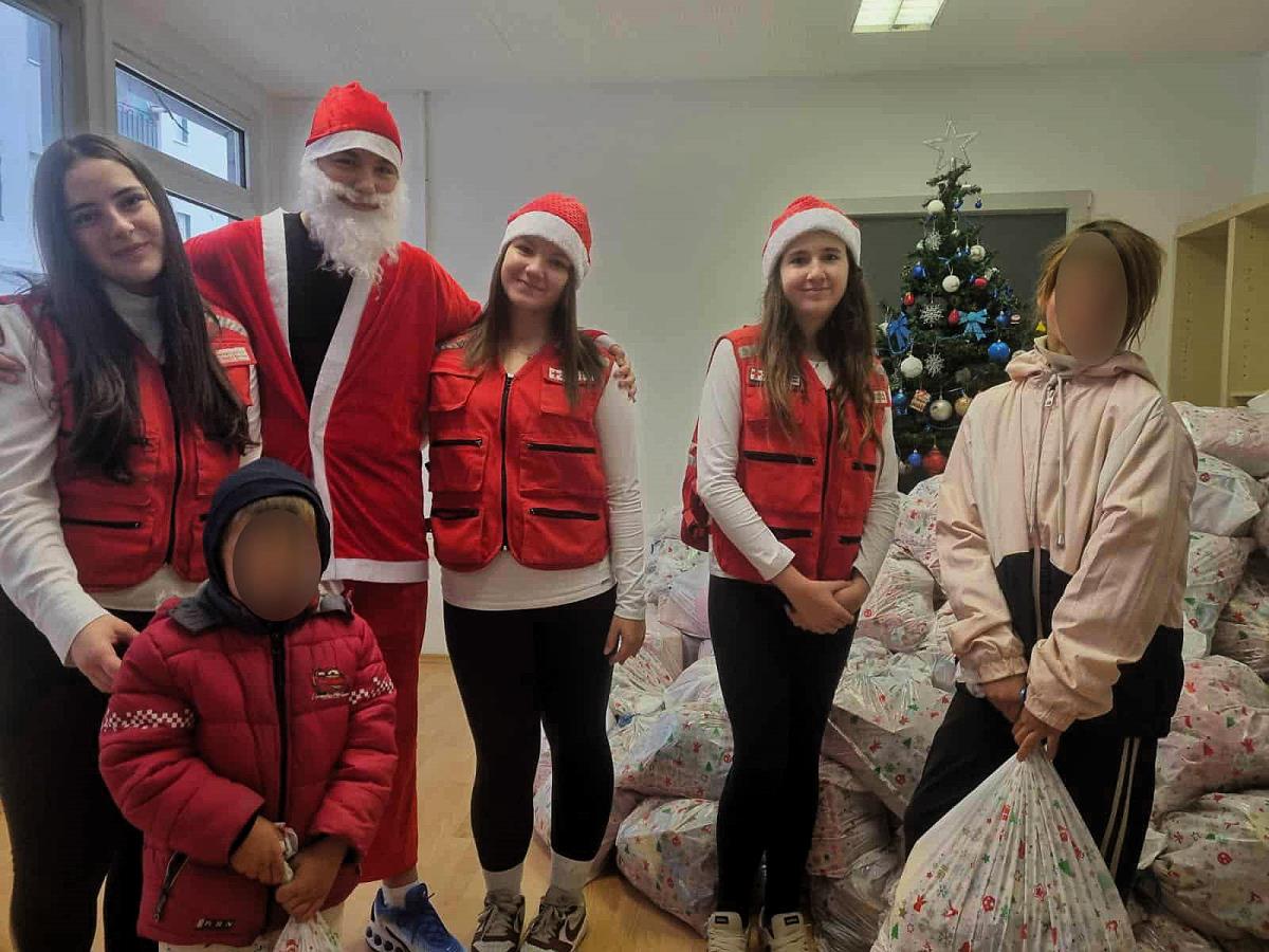 LOZNICA - Pakeići za 230 dece Foto Crveni krst Loznica.jpg