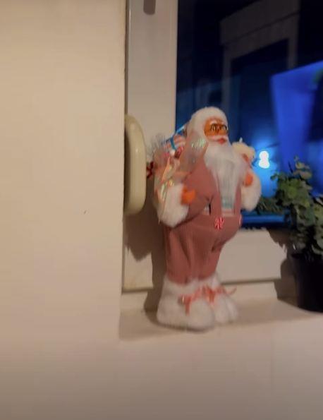 RUŽIČASTA PRAZNIČNA IDILA U DOMU ENE ČOLIĆ: Bivša učesnica Elite obratila je pažnju na svaki detalj, pogledajte joj samo Deda Mraza na prozoru (FOTO)