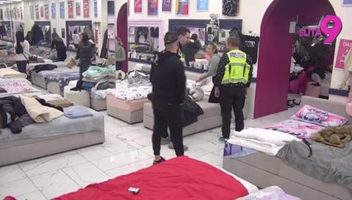 PRVO POLIVANJE JOGURTOM, PA FIZIČKI NAPAD Obezbeđenje uletelo u Belu kuću zbog Luke Vujovića, ušao u žestok klinč sa koleginicom