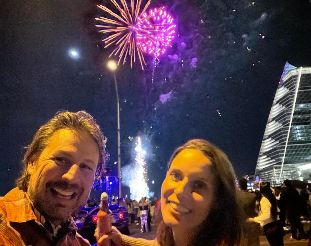 Eš Juzberg sa suprugom (2).png