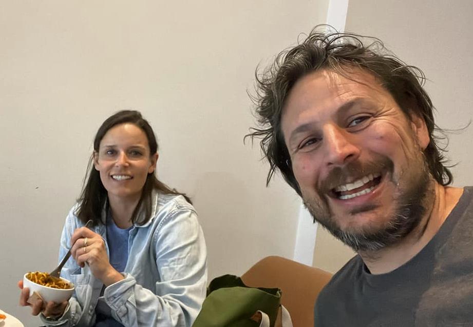 Eš Juzberg sa suprugom (3).png