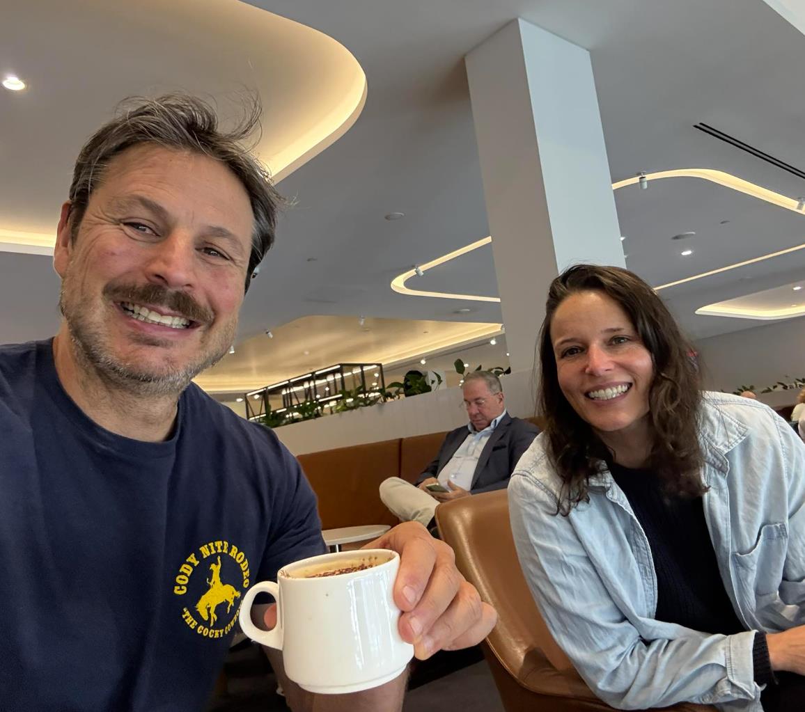 Eš Juzberg sa suprugom (5).png