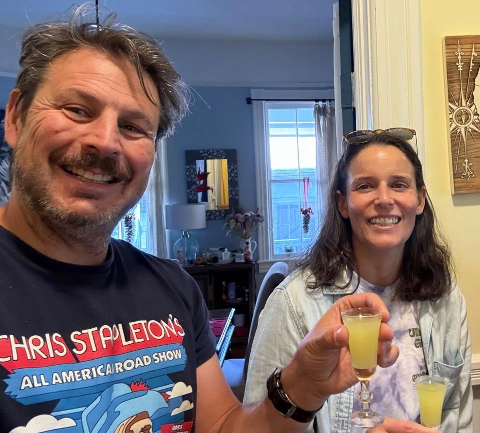 Eš Juzberg sa suprugom (6).png