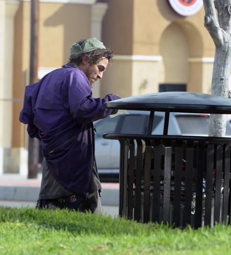 Tejlor Čejs fotografisan na ulici