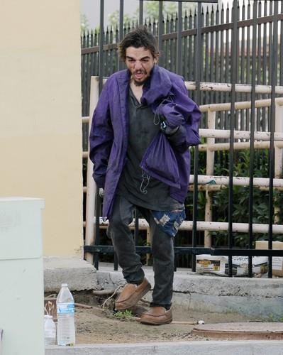 Tejlor Čejs fotografisan na ulici