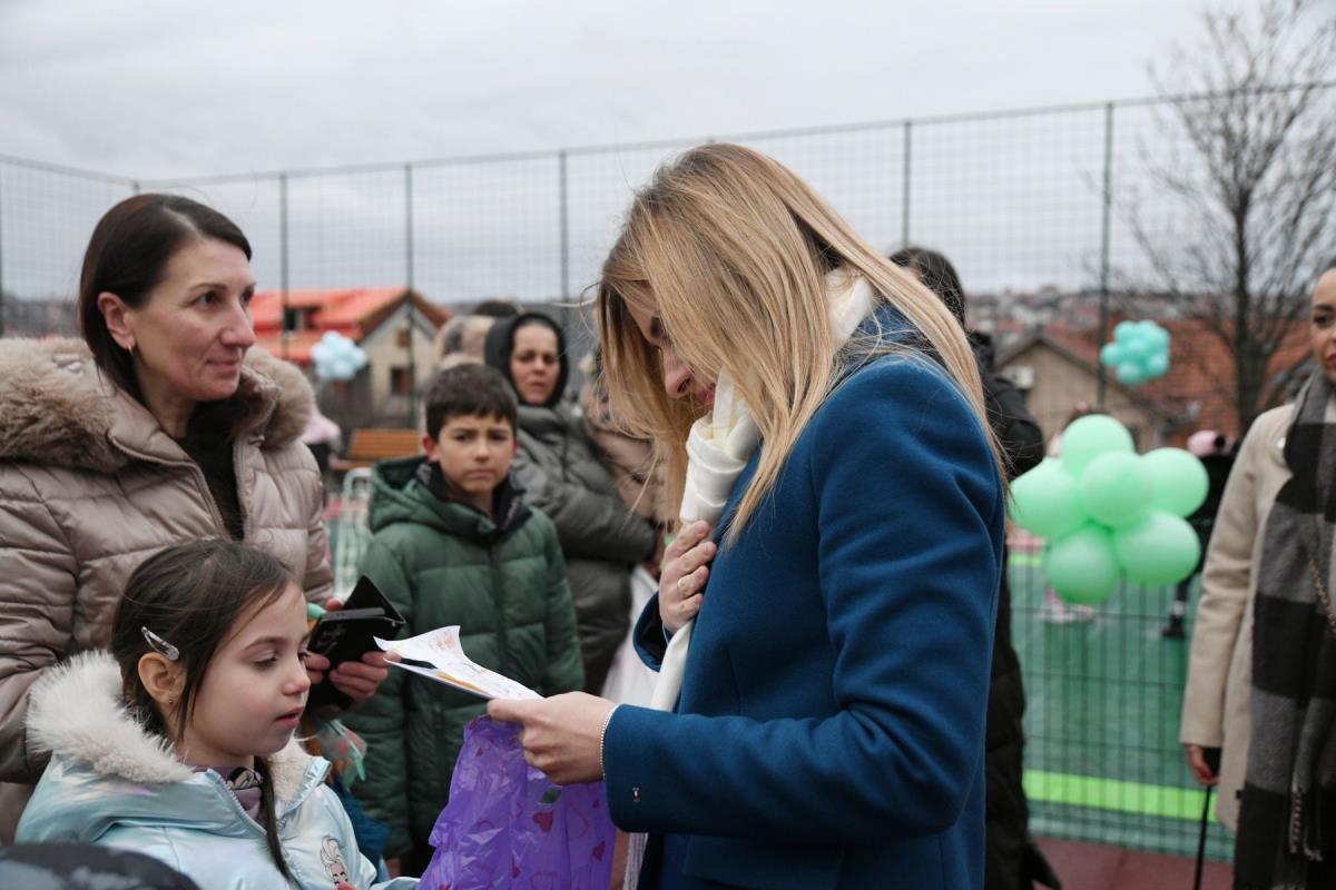 Ministarka Stamenkovski otvorila igralište i podelila paketiće u Kaluđerici