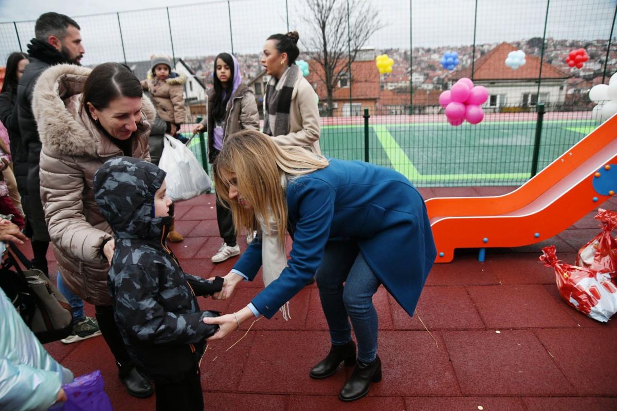 Ministarka Stamenkovski otvorila igralište i podelila paketiće u Kaluđerici