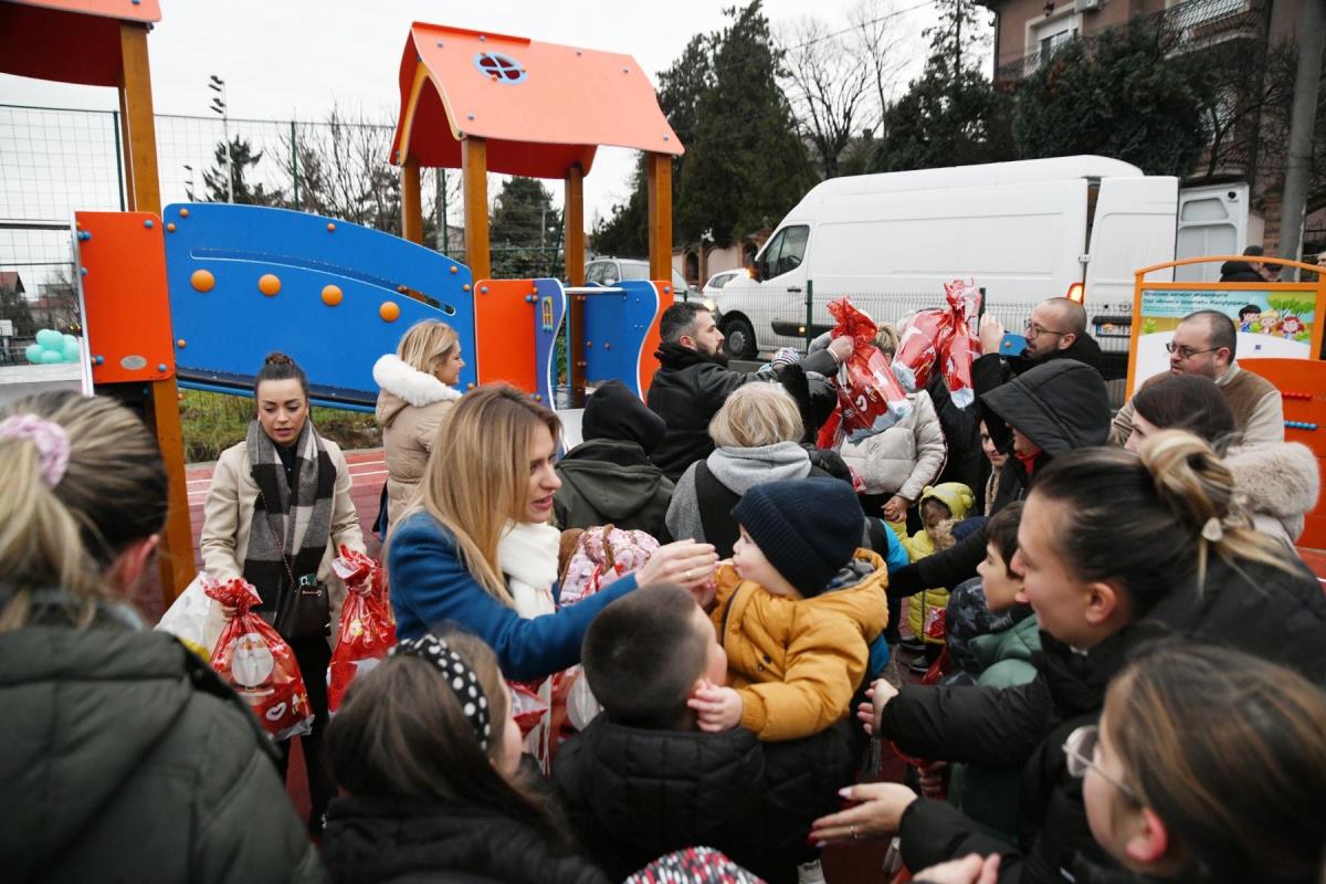 Ministarka Stamenkovski otvorila igralište i podelila paketiće u Kaluđerici