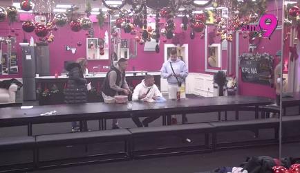 HAOS U ELITI! Asmin i Bebica u žestokom okršaju, posvađali je oko Teodore Delić: Obezbeđenje ponovo preplavilo kuću