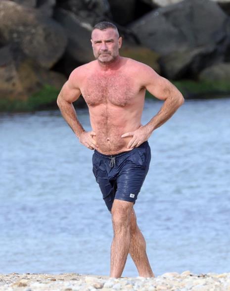 Lijev Šrajber na plaži - paparaco fotografije.jpg