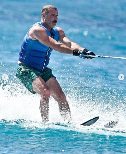 Lijev Šrajber skija na vodi - paparaco fotografije.jpg