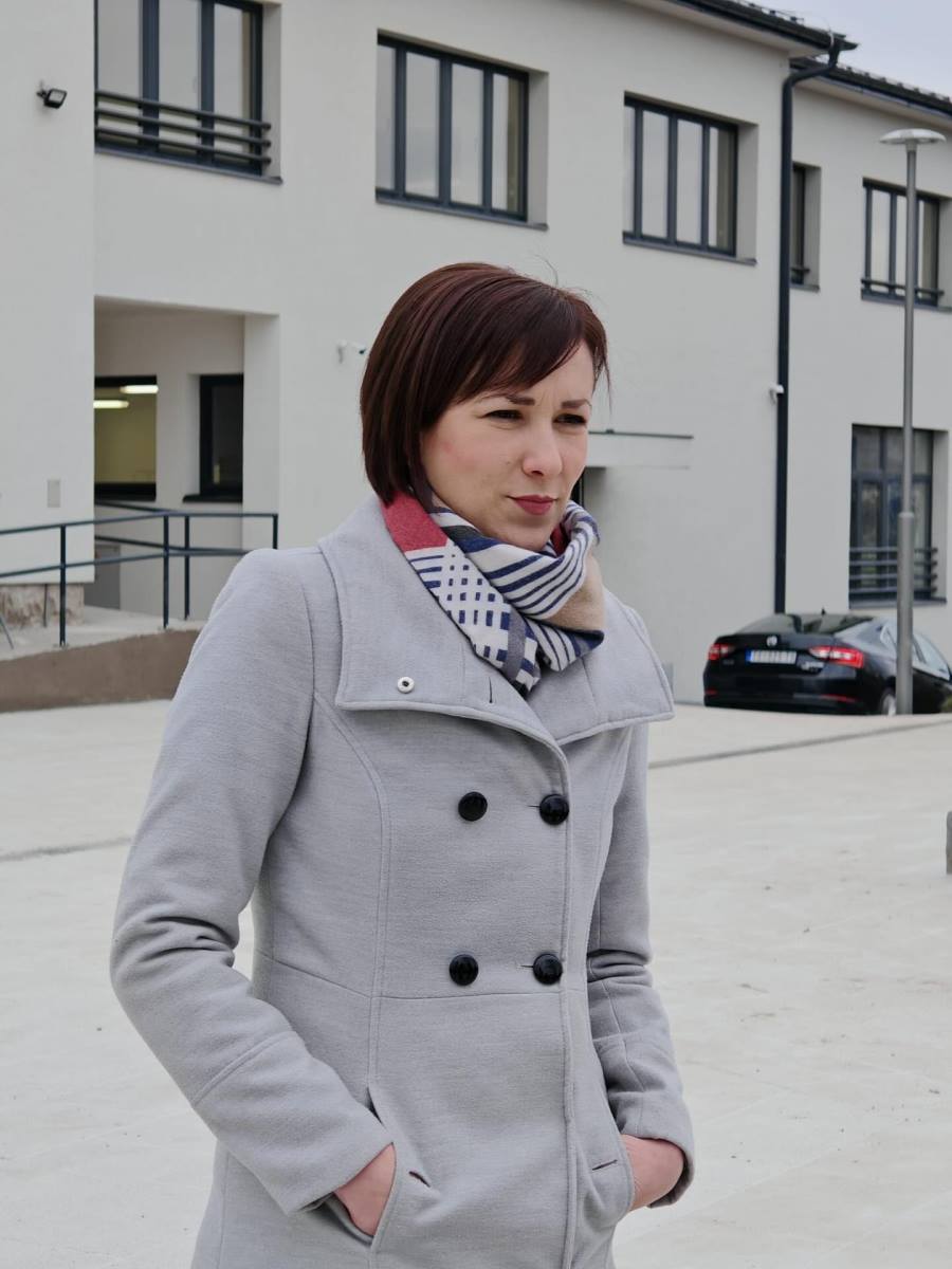 Milena Turk ispred OŠ u V. Drenovi.jpg