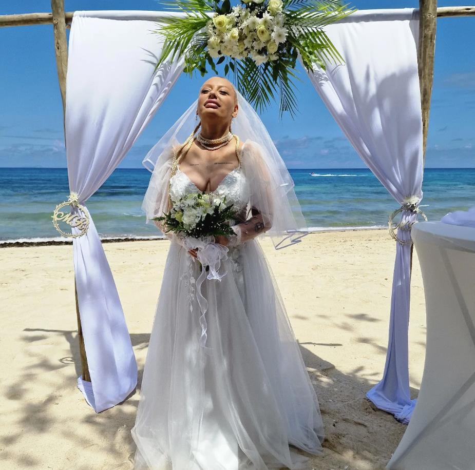 Nevena Hot blista u beloj venčanici na venčanju na Sejšelima (2).jpg