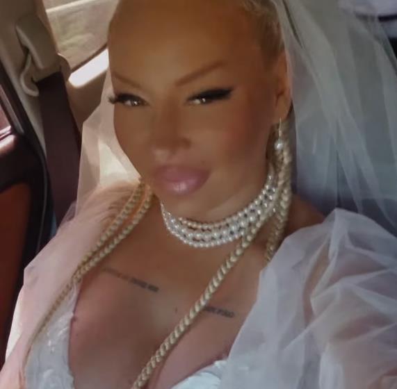 Nevena Hot blista u beloj venčanici na venčanju na Sejšelima (1).png