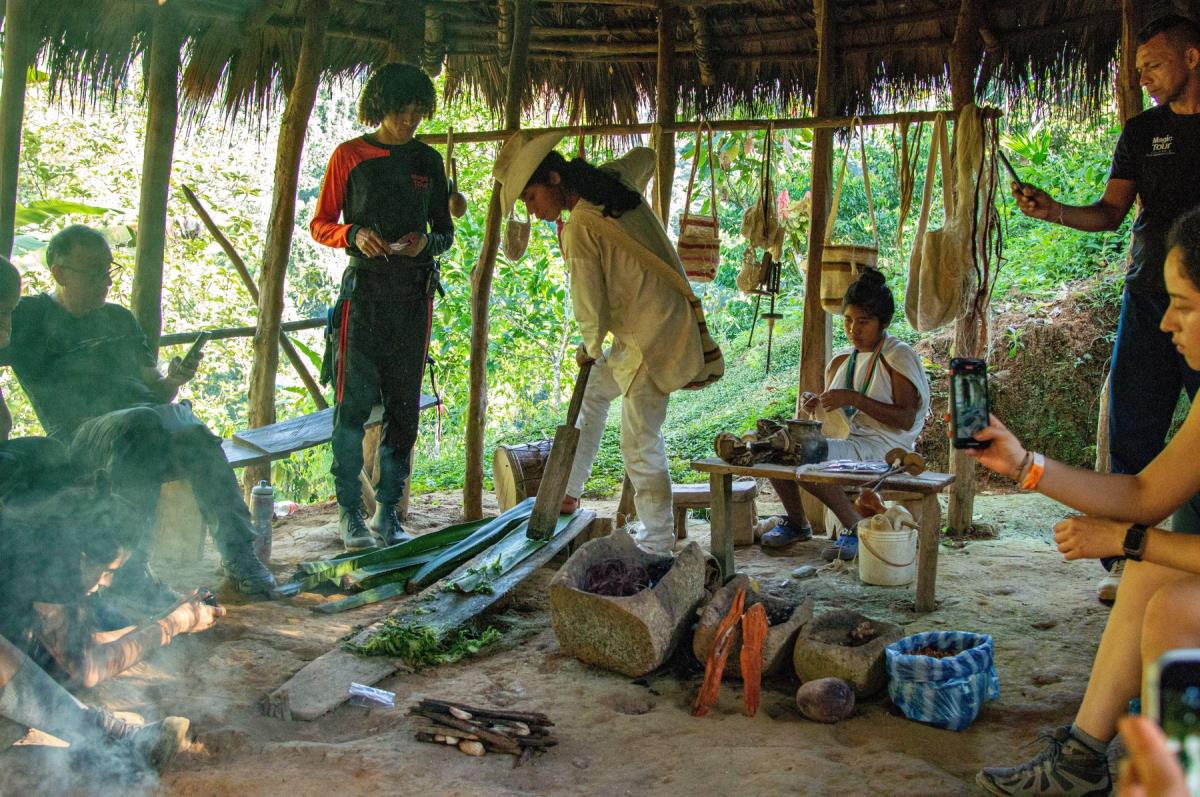 Indijanski Kogi narod u tradicionalnoj odeći u planinama Sijera Nevada de Santa Marta