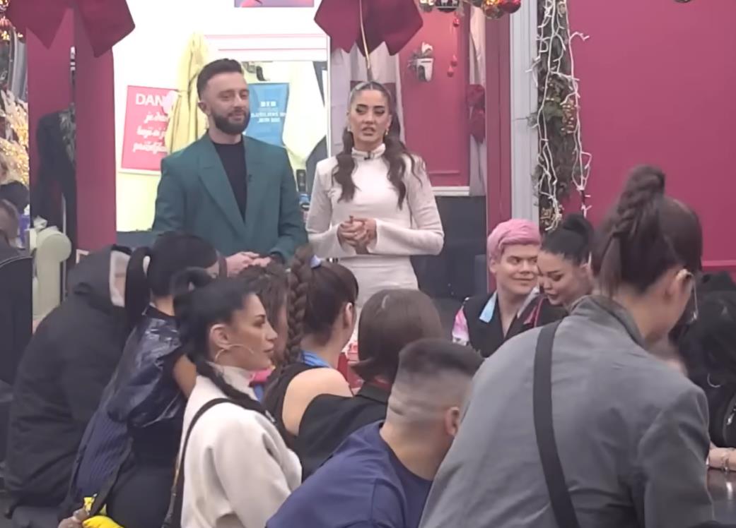 ANĐELA ĐURIČIĆ UŠLA U ELITU 9 Gledaoci u šoku, ukućani zanemeli kada su je videli na vratima! (FOTO)