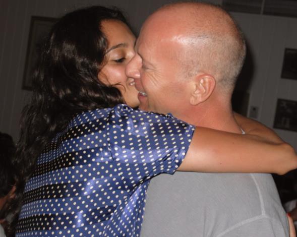 Ema Heming Vilis i Brus Vilis na zajedničkoj fotografiji tokom srećnijih dana (1).png