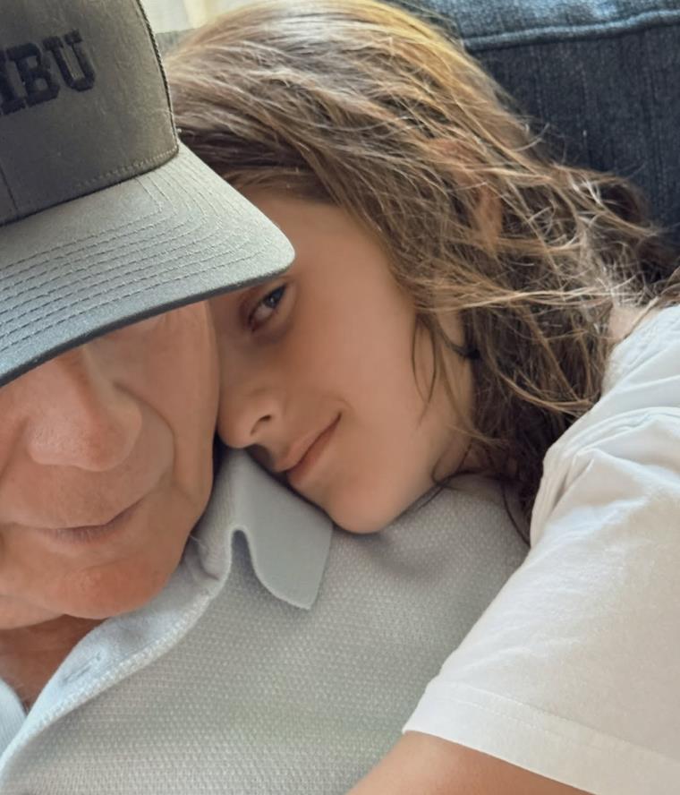 Ema Heming Vilis i Brus Vilis na zajedničkoj fotografiji tokom srećnijih dana (3).png