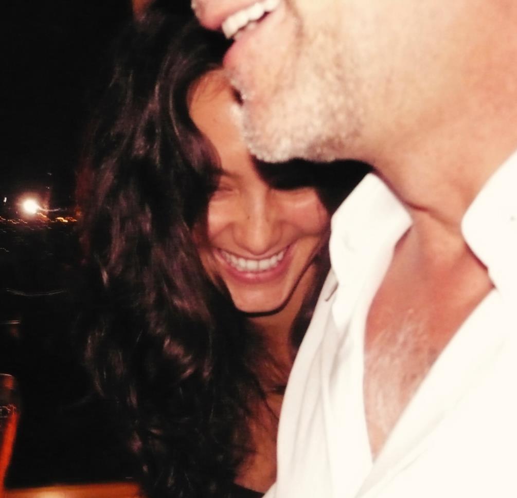 Ema Heming Vilis i Brus Vilis na zajedničkoj fotografiji tokom srećnijih dana (4).png